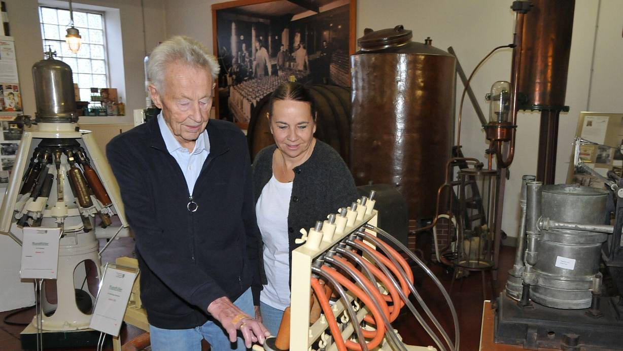 Horst Feye führt AGS-Vorsitzende Katja Tarun durch die Ausstellung des Historischen Museums Steinhagen. | © Frank Jasper