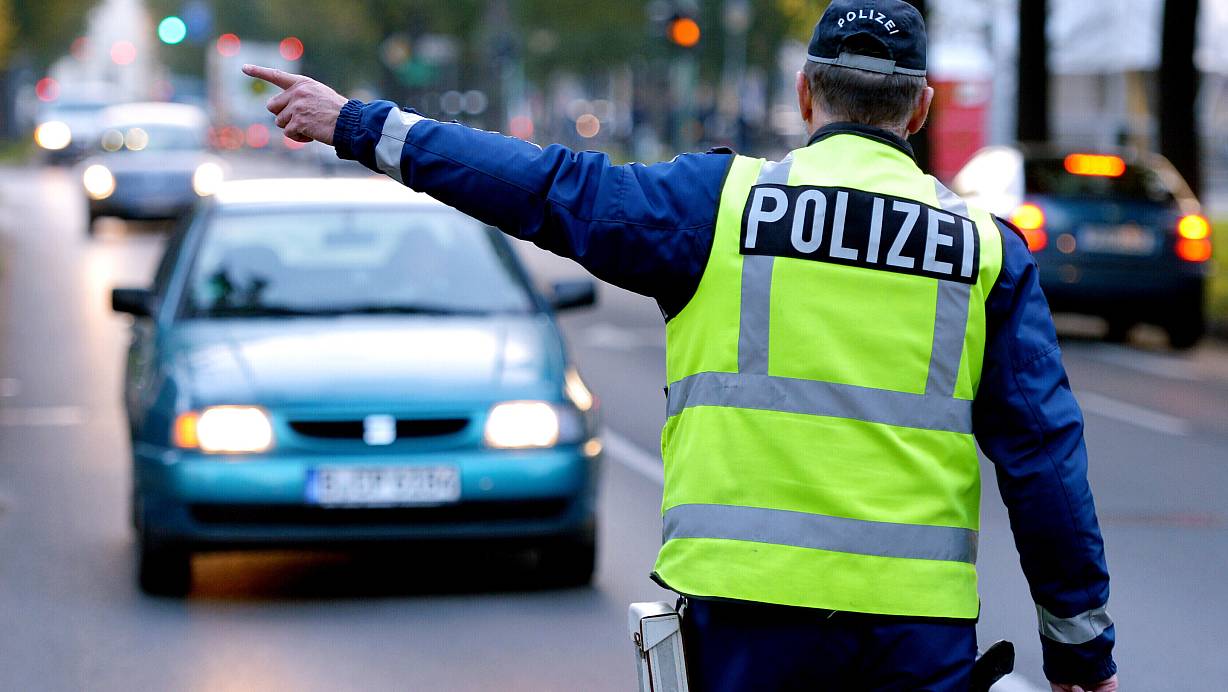 Betrunken am Steuer? Das kann nicht nur teuer werden, sondern auch zu einer Medizinisch-Psychologischen Untersuchungen führen. In OWL befassen sich Ermittler mit einem Netzwerk, das Kunden darauf vorbereitet hat – aber mit betrügerischen Absichten gehandelt haben soll. | © picture alliance/dpa/dpa-Zentralbild