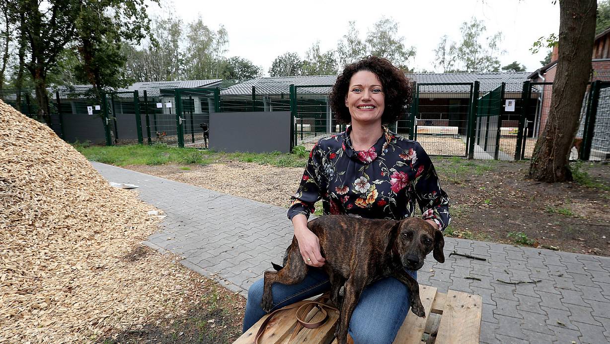 Anja Langer (45) ist die neue Leiterin des Bielefelder Tierheims. | © Wolfgang Rudolf
