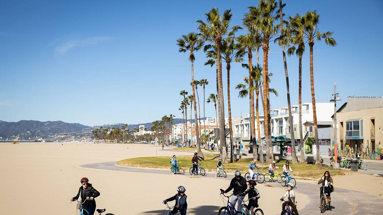 In Santa Monica kann man am Strand entlang radeln - sofern man kein Problem mit Sand auf dem Asphalt hat. | © Max Whittaker/Visit California/dpa-tmn