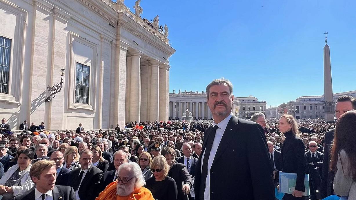 Der bayerische Ministerpräsident Markus Söder nahm an der Trauerfeier für Papst Franziskus auf dem Petersplatz teil. | © Bayerische Staatskanzlei/dpa