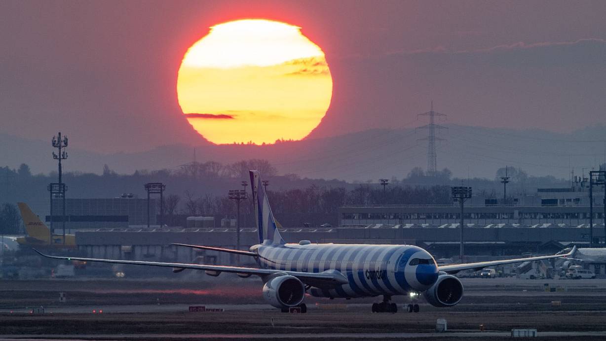 Ein Hingucker ist das seit 2022 eingeführte neue Design der Condor-Flugzeuge. | © Boris Roessler/dpa