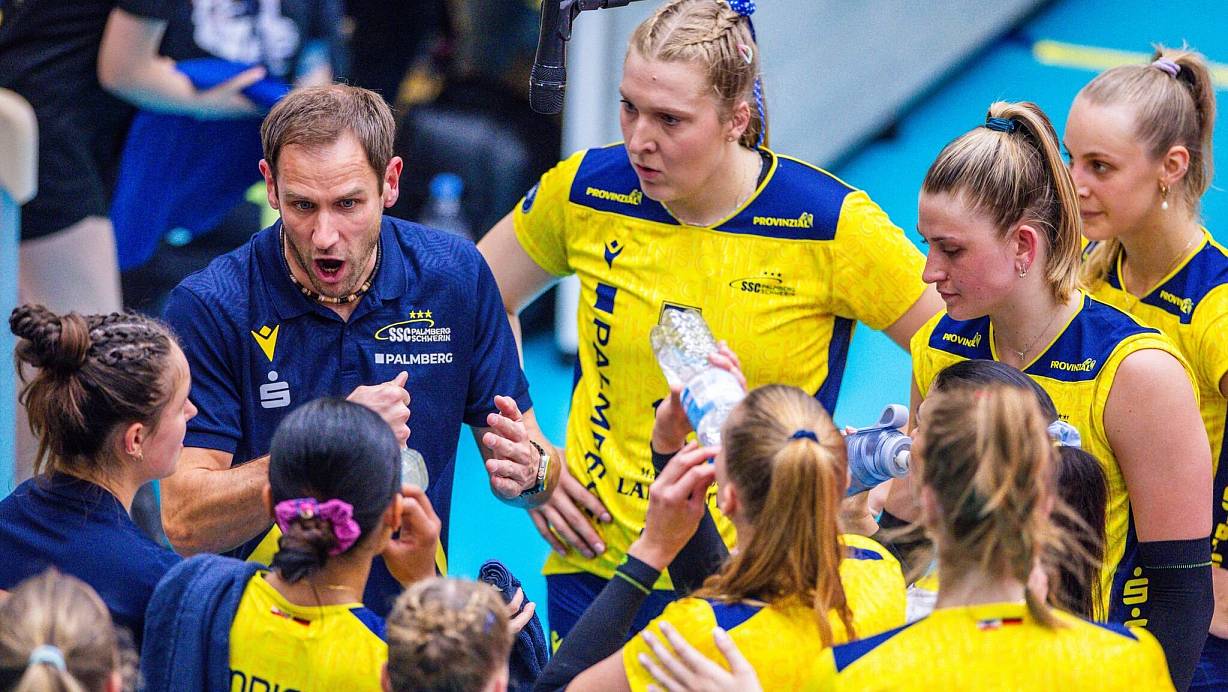Trainer Felix Koslowski und die Schweriner Volleyballerinnen triumphierten nach einem 0:2-Satzrückstand. | © Jens Büttner/dpa