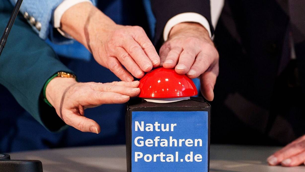 Auf dem Portal lassen sich neben Warnungen auch Tipps für den Fall einer Naturgefahr finden. | © Andreas Arnold/dpa