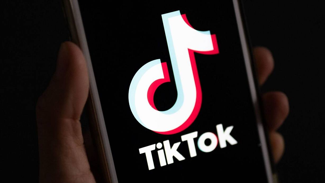 Auf einem Smartphone wird das Logo der Plattform TikTok angezeigt. | © Monika Skolimowska/dpa