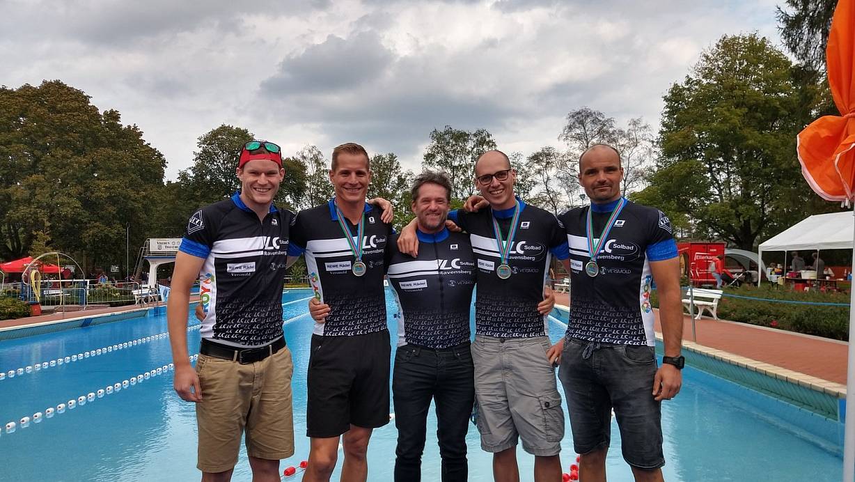 Aufsteiger zur Oberliga: Die Triathleten des LC Solbad Ravensberg mit Amadeus Hegenbarth, Andreas Korte, Holger Steuer, Carsten Hensiek und Tim Esselmann. Außerdem trugen Dominik Watty und Axel Keil zum erfolg bei. | © Christian Helmig,  HK