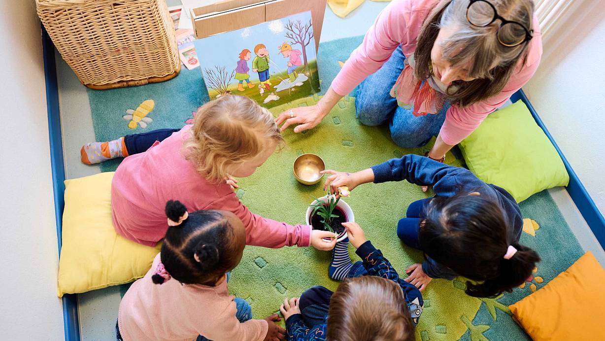 Eine Fachkraft für 60 Kinder: In NRW sollen wichtige Personalstandards in Kitas gelockert werden - bislang nur bei Betreuungsengpässen. Doch Experten befürchten: Dabei bleibt es nicht. | © picture alliance/dpa