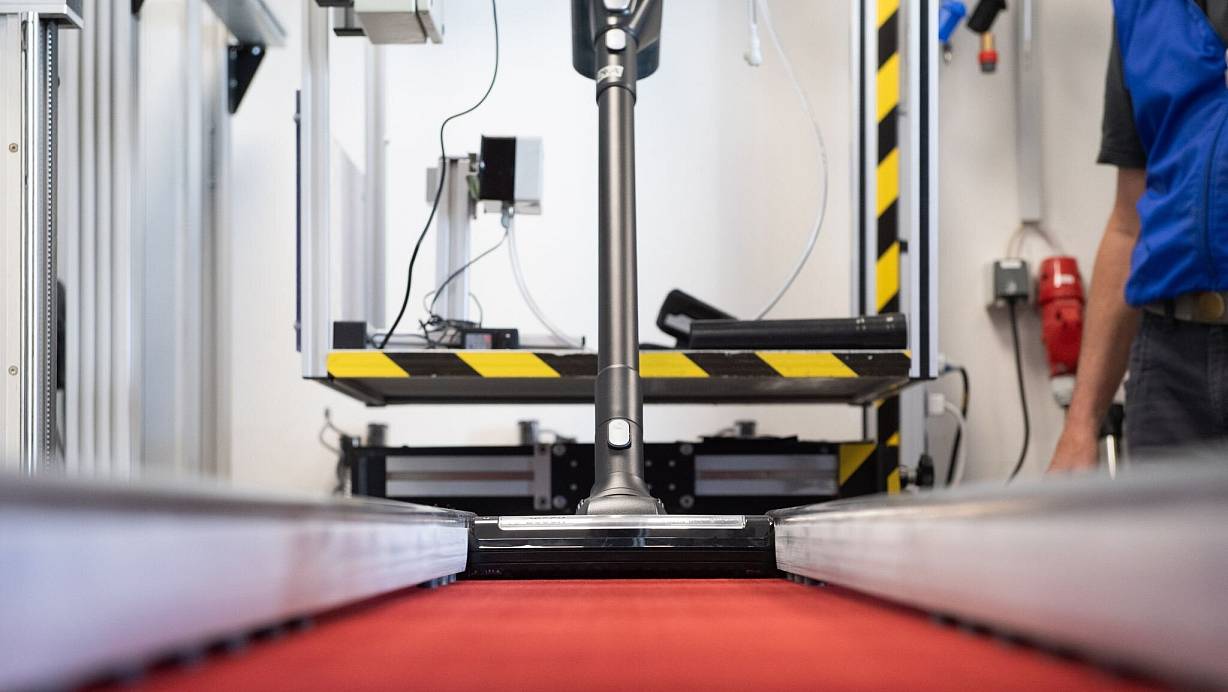 Alles in geregelten Bahnen: Der Prüfstand für Staubsauger in einem Untersuchungslabor, das für die Stiftung Warentest arbeitet. | © Franziska Gabbert/dpa-tmn/dpa