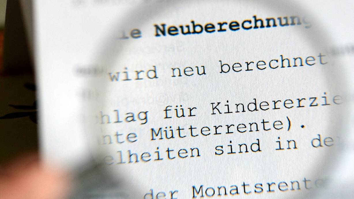 Bis die ausgeweitete M&uuml;terrente ausgezahlt wird, dauert es noch. | &copy; picture alliance / dpa