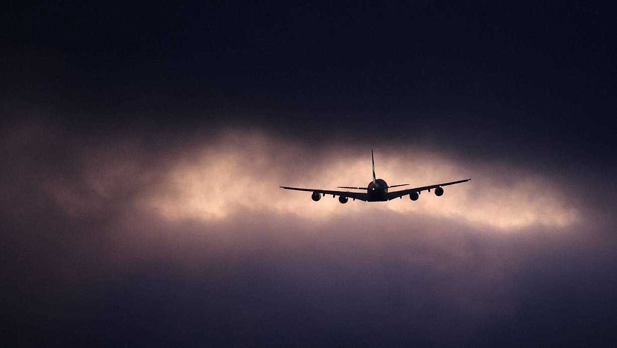 Turbulenzen entstehen aus verschiedenen Gründen: Jetstreams, Gewitter oder Gebirge können sie auslösen. | © Christian Charisius/dpa/dpa-tmn