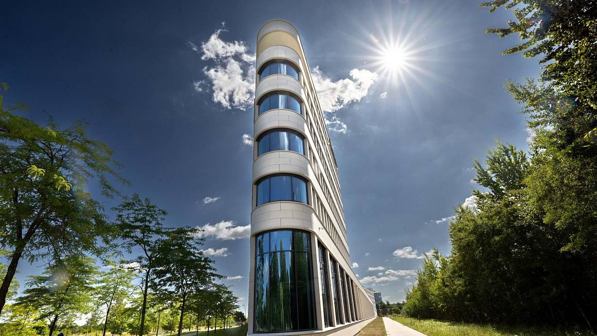 Schlanke Linien, viel Glas: Die Firmenzentrale des IT-Dienstleisters Materna in Dortmund kann beim Tag der Architektur besichtigt werden. | © Dieter Menne/dpa