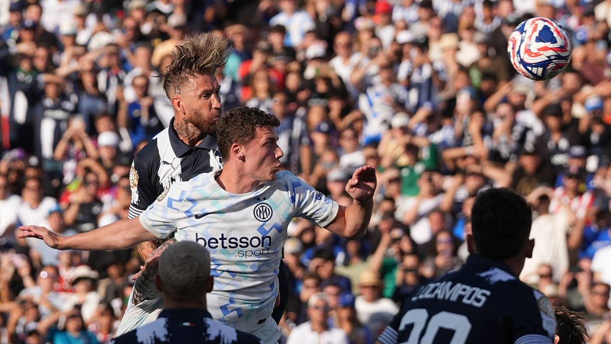 Sein Kopfballspiel war schon immer Weltklasse: Sergio Ramos (hinten). | © Gregory Bull/AP/dpa