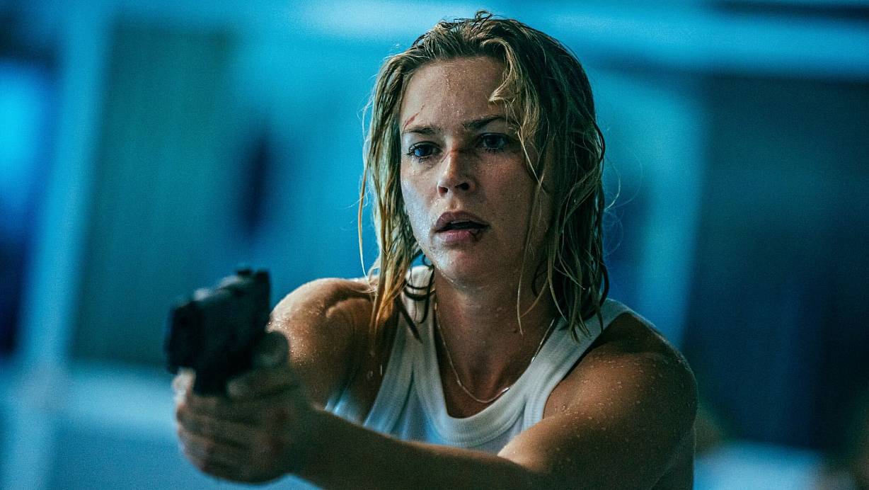Gibt in «Exterritorial» alles: Jeanne Goursaud spielt die Ex-Elitesoldatin Sara Wulf, die um ihren Sohn kämpft. (Foto: Netflix) | © Sasha Ostrov /netflix/dpa
