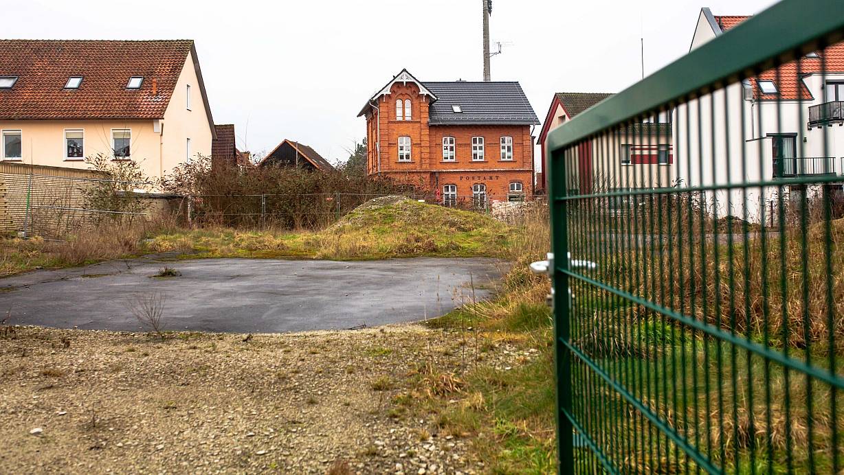 Dieser Blick auf die Stadtbibliothek ist nicht mehr von langer Dauer. In den kommenden Monaten wird das Grundstück zwischen Ravensberger Straße und Wilhelm-Vinke-Ring bebaut. | © Andre Schneider
