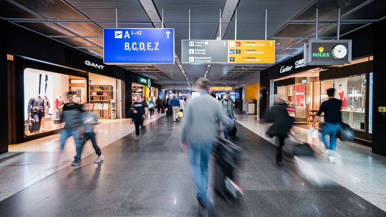 Brauchen Urlauber bei einer Flugreise für einen Zwischenstopp eine Einreisegenehmigung für dieses Land, muss ein Online-Portal Kunden im Buchungsprozess darauf hinweisen. | © Andreas Arnold/dpa/dpa-tmn