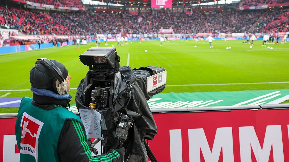 Der Profifußball ist auch ein großer Wirtschaftsfaktor in Deutschland. | © Jan Woitas/dpa