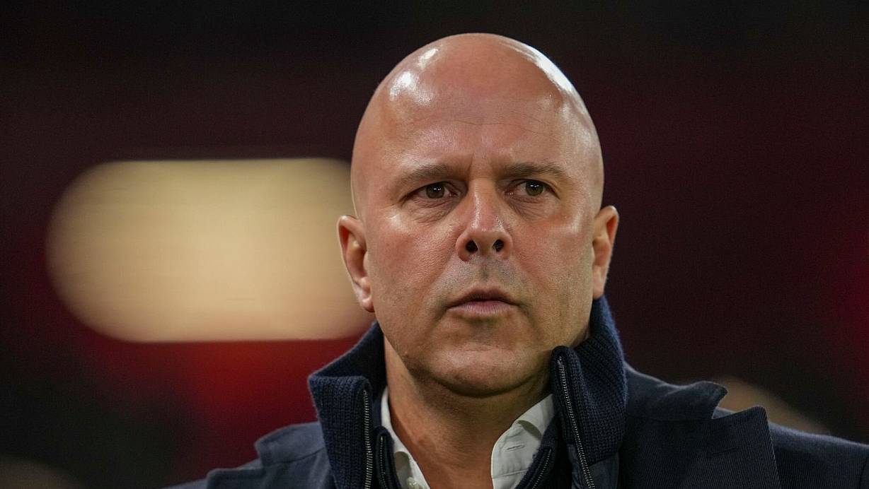 Ob Liverpool-Coach Arne Slot am Sonntag gegen Wolverhampton auf der Bank sitzen darf, ist weiter offen. | © Jon Super/AP/dpa
