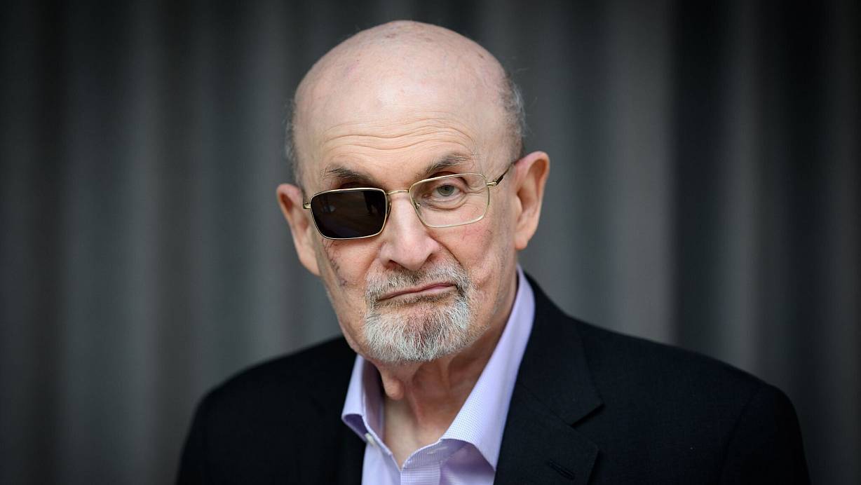 Seit dem Attentat ist Salman Rushdie stets mit Brille zu sehen. (Archivbild) | © Bernd von Jutrczenka/dpa