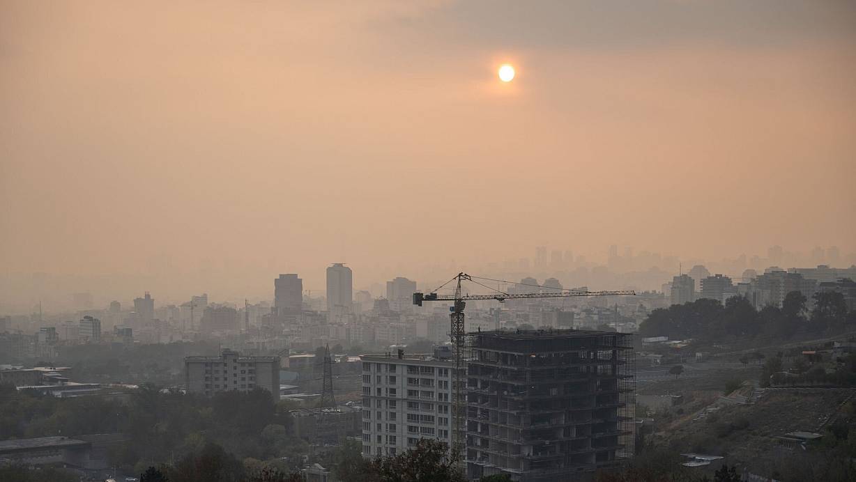 Smog in Teheran: Einen blauen Himmel sehen die Bewohner der Millionenmetropole selten. (Archivbild) | © Arne Immanuel Bänsch/dpa
