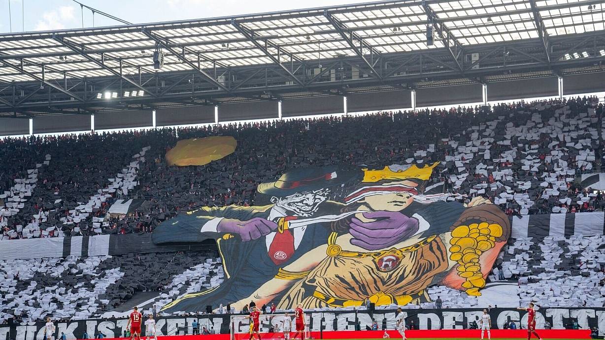 Die umstrittene Choreographie der Kölner Fanszene. | © Justin Derondeau/Eibner-Pressefoto/dpa