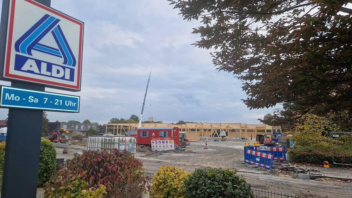 Beim Aldi-Neubau an der Künsebecker Straße läuft derzeit alles nach Plan. Die Eröffnung soll im März 2026 sein. | © Uwe Pollmeier