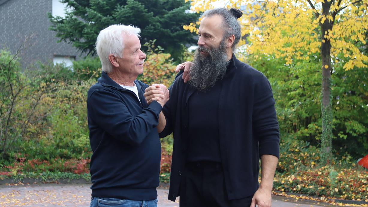 Besonderes Wiedersehen im KReis Gütersloh: Ulrich Bröckling (l.) bedankt sich bei seinem Lebensretter Besim Mazhiqi. | © Anna Lena Hinder