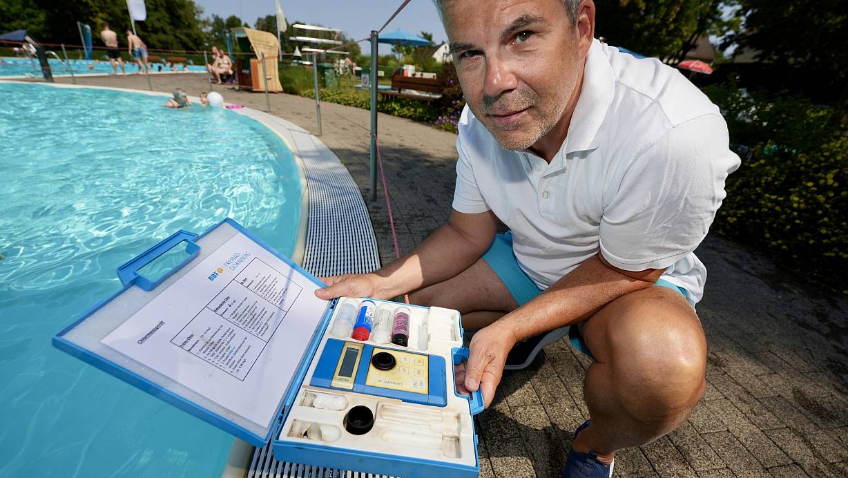 Kleiner Koffer für große Hygiene: Enrico Lüdtke leitet das Freibad Dornberg im Bielefelder Westen. Gemeinsam mit seinen Kollegen prüft er dreimal am Tag die Wasserqualität. | © Peter Unger