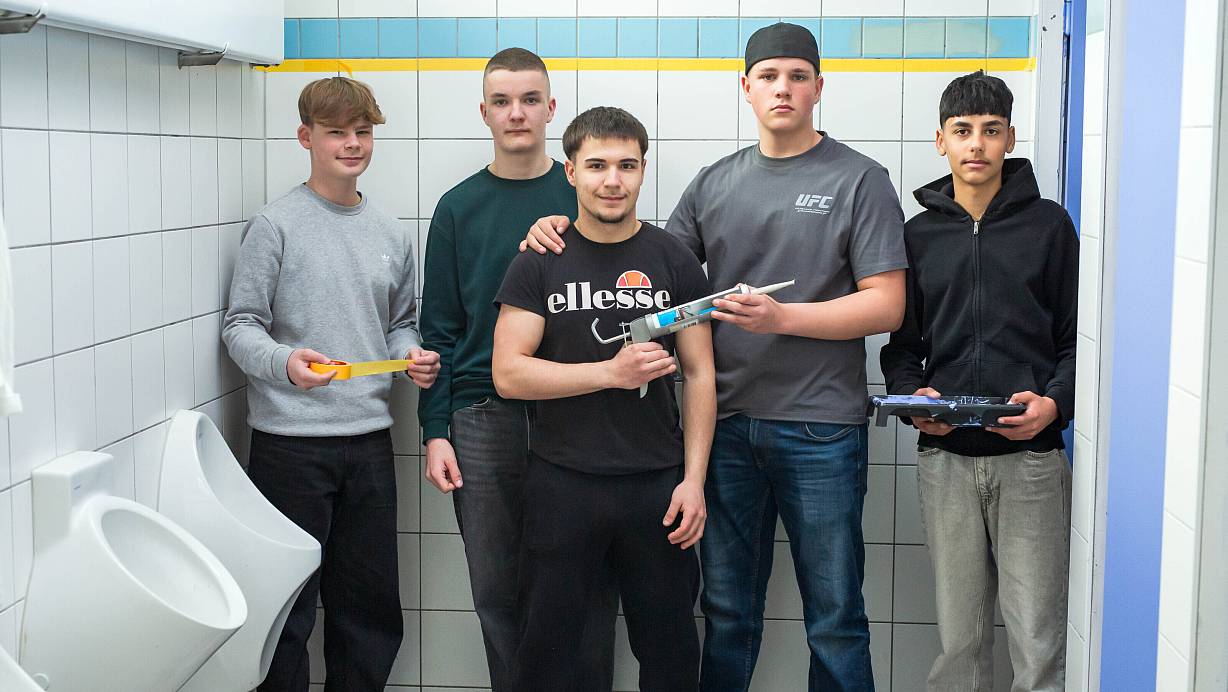 Wadim Krause (v. l.), Joel Gross, Leonid Prodanov, Lines Eismont und Atakan Aras setzten sich für saubere Toiletten an ihrer Schule in Versmold ein. | © Andre Schneider