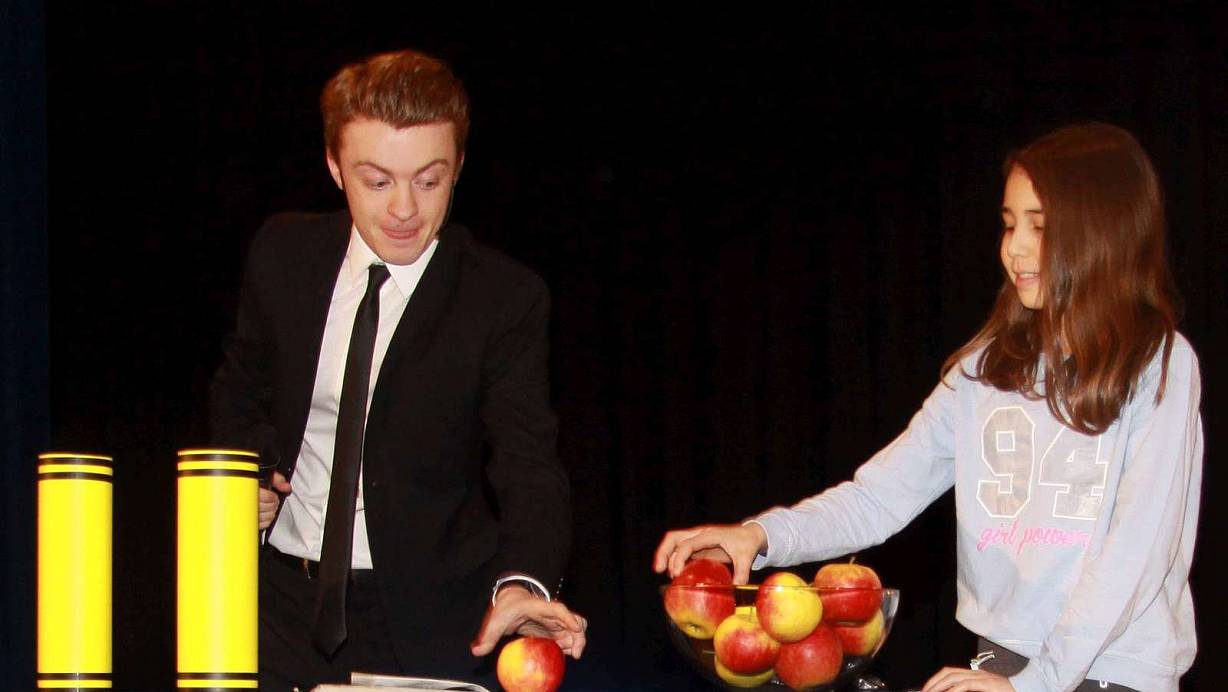 Äpfel aus dem Feenland: Ayse darf dem Magier Samuel Lenz beim Zählen helfen.  Fotos: Edwin Rekate | © Edwin Rekate