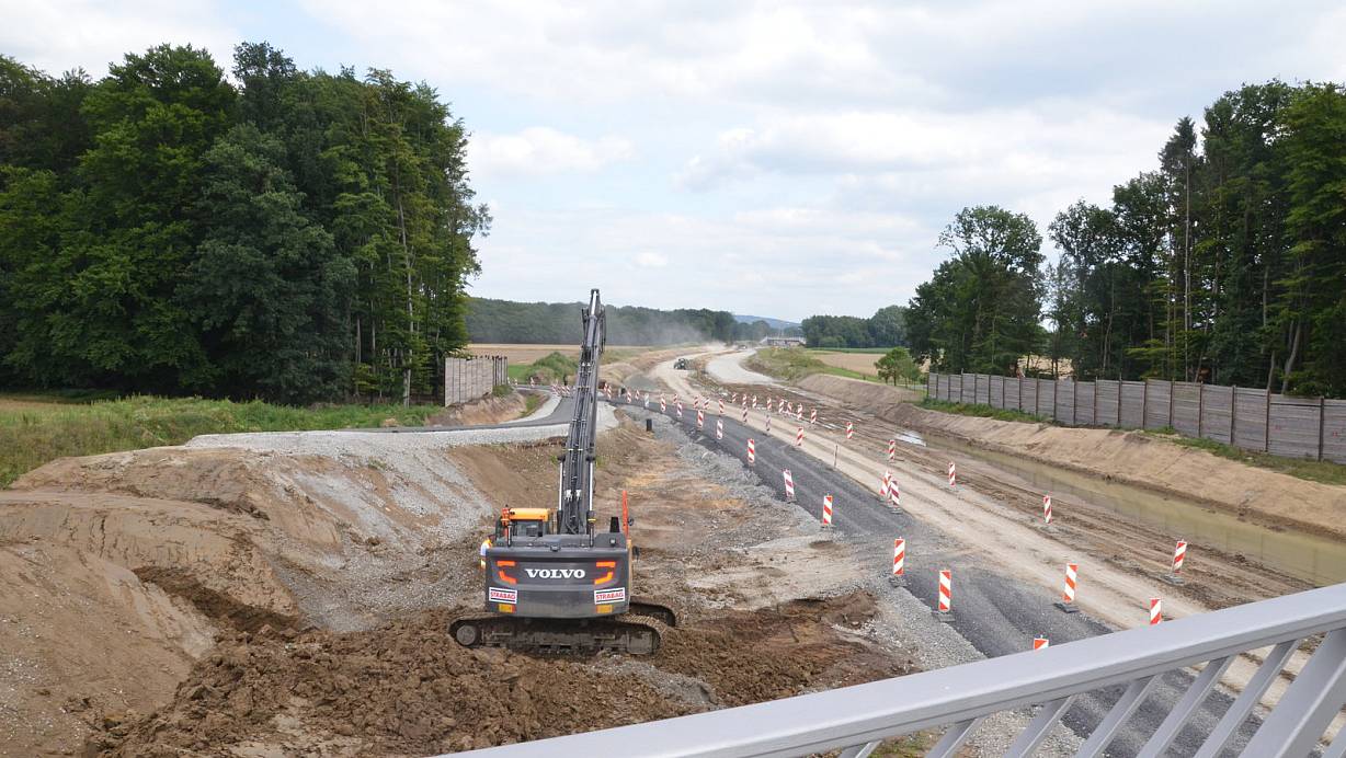 Richtung Hesseln: Von der fast fertiggestellten Brücke der Stockkämper Straße lässt sich der weitere Verlauf gut erkennen. | © Andreas Großpietsch