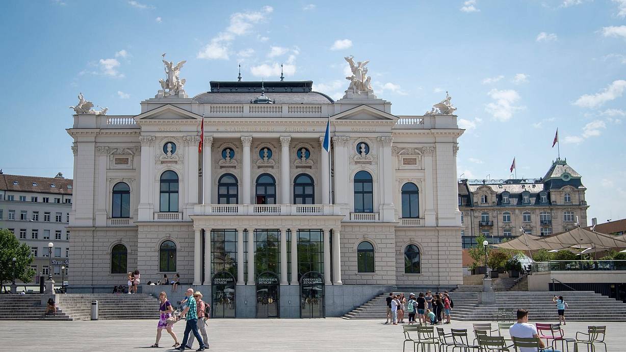 Das Opernhaus Zürich liegt in einer Kritikerumfrage vorn. (Archivbild) | © Melanie Duchene/Keystone/dpa