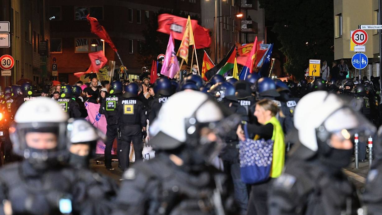 Bei gewalttätigen Auseinandersetzungen gab es verletzte Demonstranten und Polizisten. | © Henning Kaiser/dpa
