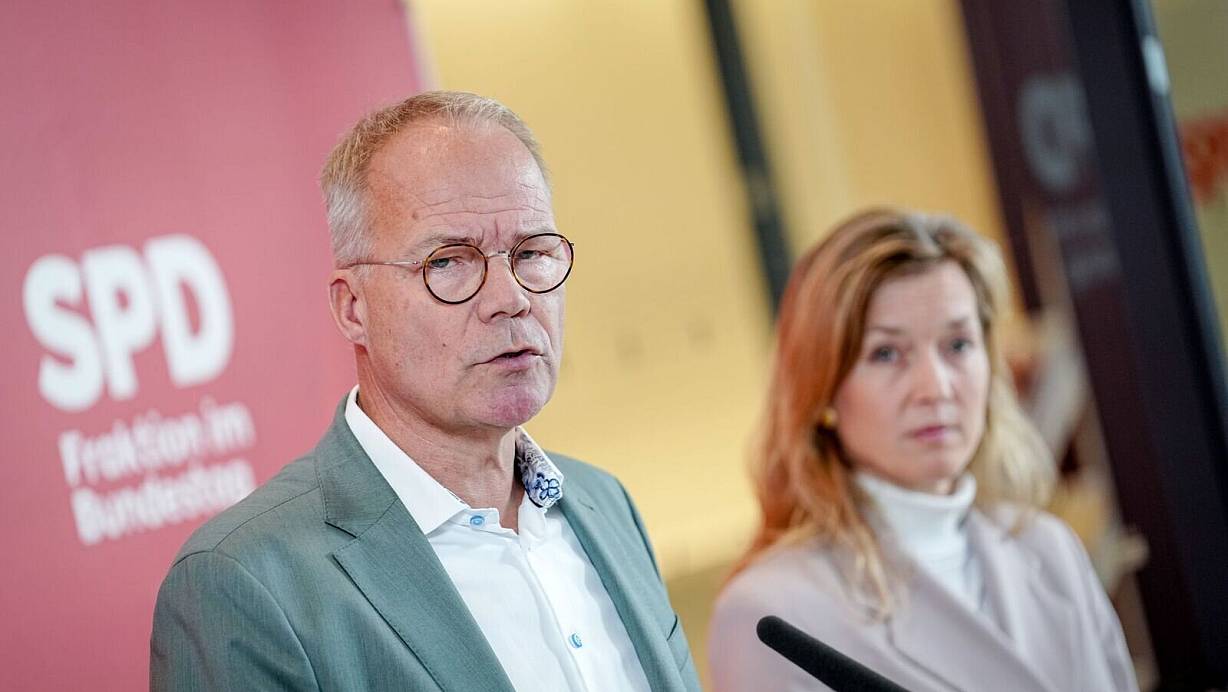 Der SPD-Fraktionsvorsitzende Matthias Miersch unterstützt ein härteres Vorgehen gegen Sozialleistungsmissbrauch. | © Kay Nietfeld/dpa