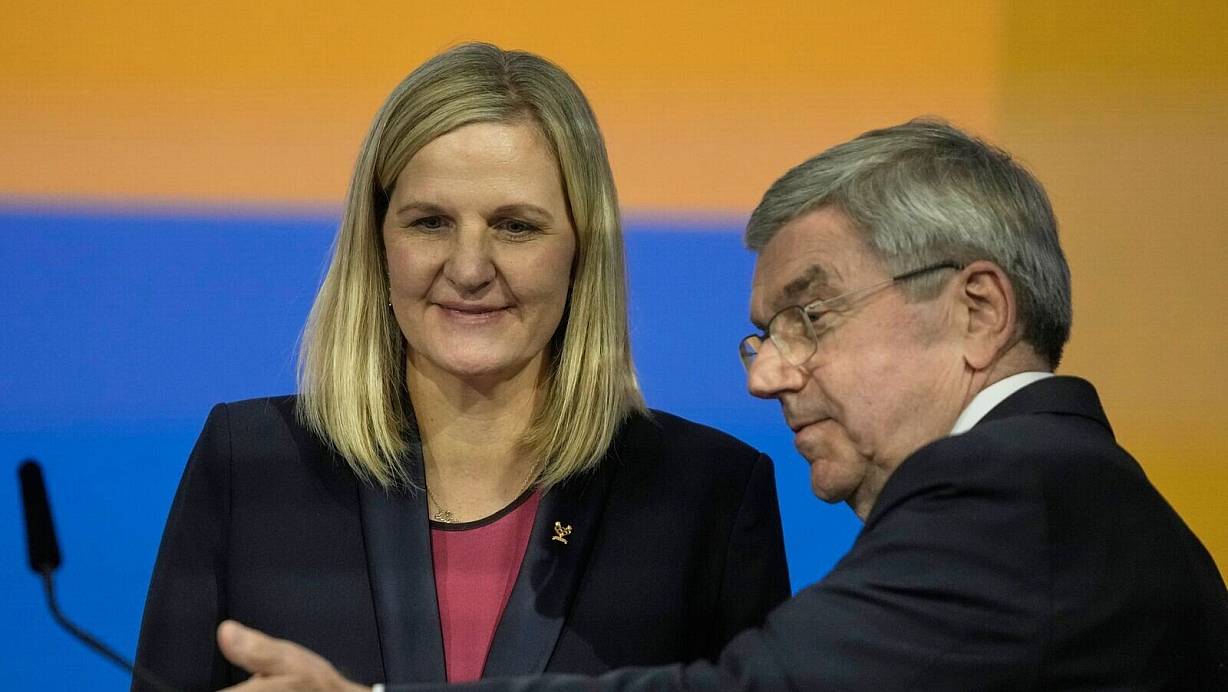 Für die neue IOC-Chefin Kirsty Coventry wird Thomas Bach ein wichtiger Ratgeber bleiben. | © Thanassis Stavrakis/AP/dpa