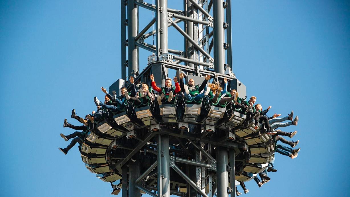 Ostsee im Blick, dann geht\\\\\\\'s abwärts: Der Freifall-Turm «Highlander» ist eine der Attraktionen im Hansa-Park. | © Hansa-Park/dpa-tmn