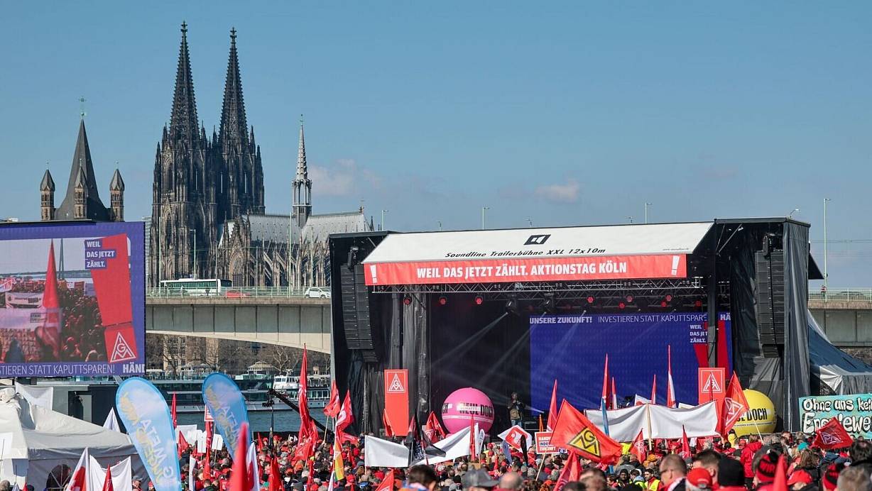 Demo für sichere Arbeitsplätze in der Industrie: Viele Tausend Menschen sind in Köln auf die Straßen gegangen. | © Thomas Banneyer/dpa
