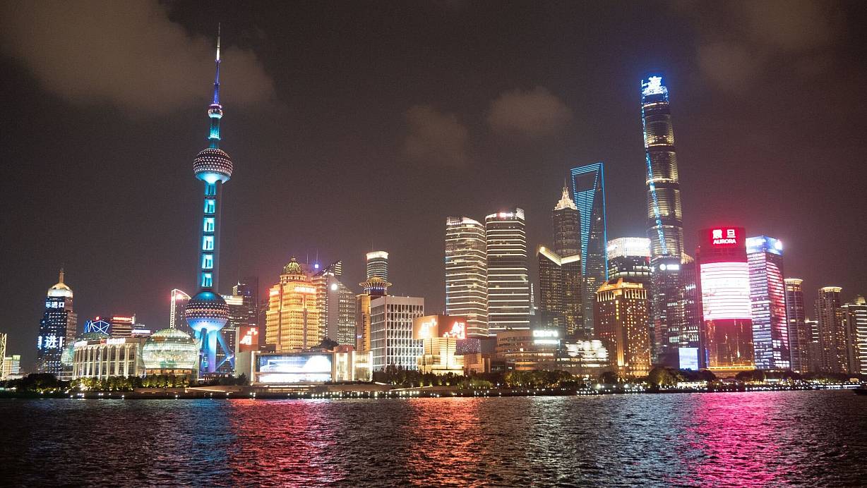 Pudong auf der anderen Seite des Huangpu-Flusses: abendlicher Ausblick von Shanghais Uferpromenade The Bund aus. | © Andreas Drouve/dpa-tmn