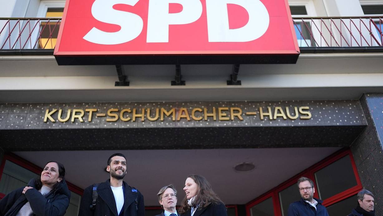 Die SPD will in Hamburg mit den Grünen über eine Koalition verhandeln (Archivbild). | © Marcus Brandt/dpa