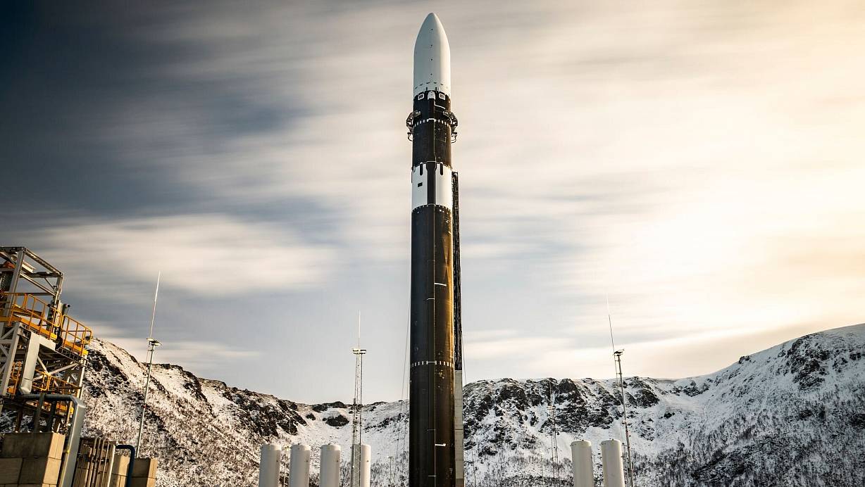 Die Rakete von Isar Aerospace auf dem Startplatz in Norwegen. (Handout) | © Brady Kenniston/Isar Aerospace, Photo Wingmen Media/AP/dpa