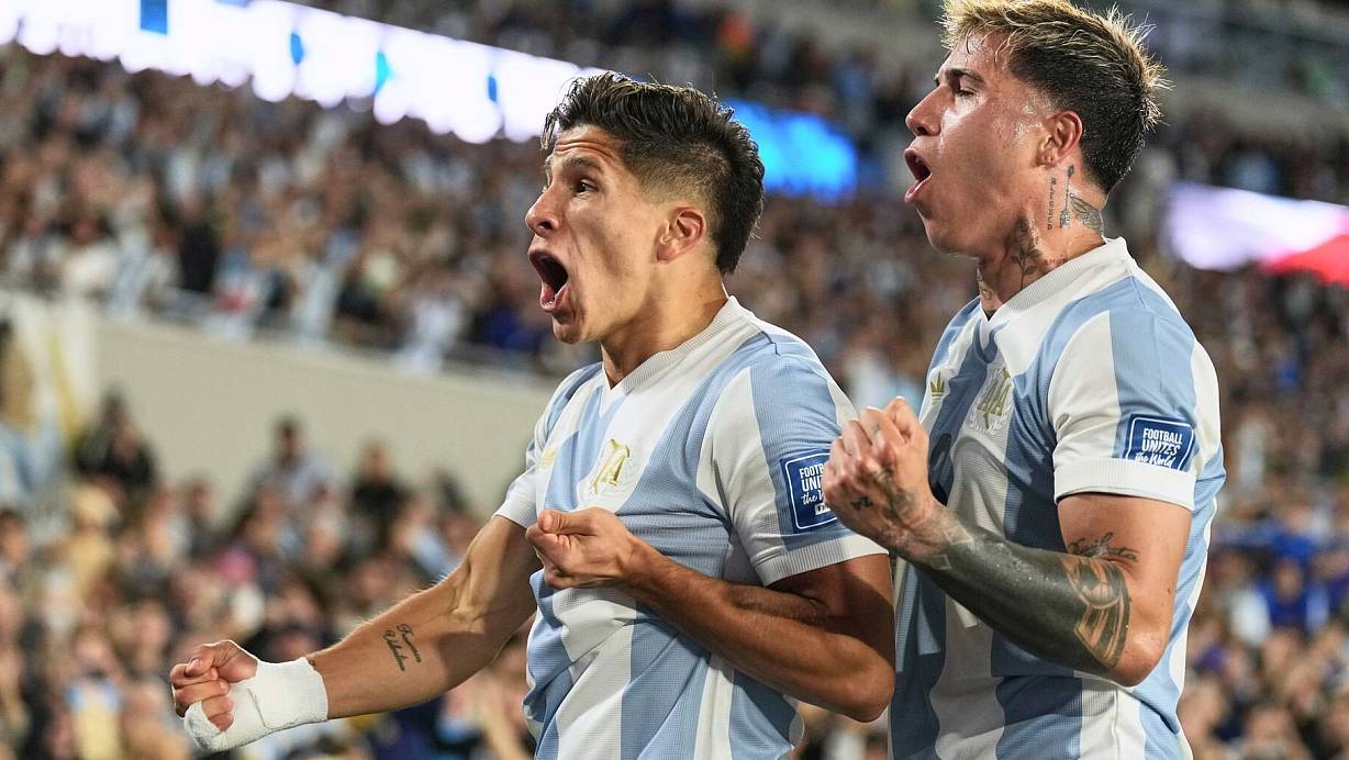 Eine große Show des Weltmeisters gegen den Erzrivalen. | © Natacha Pisarenko/AP/dpa