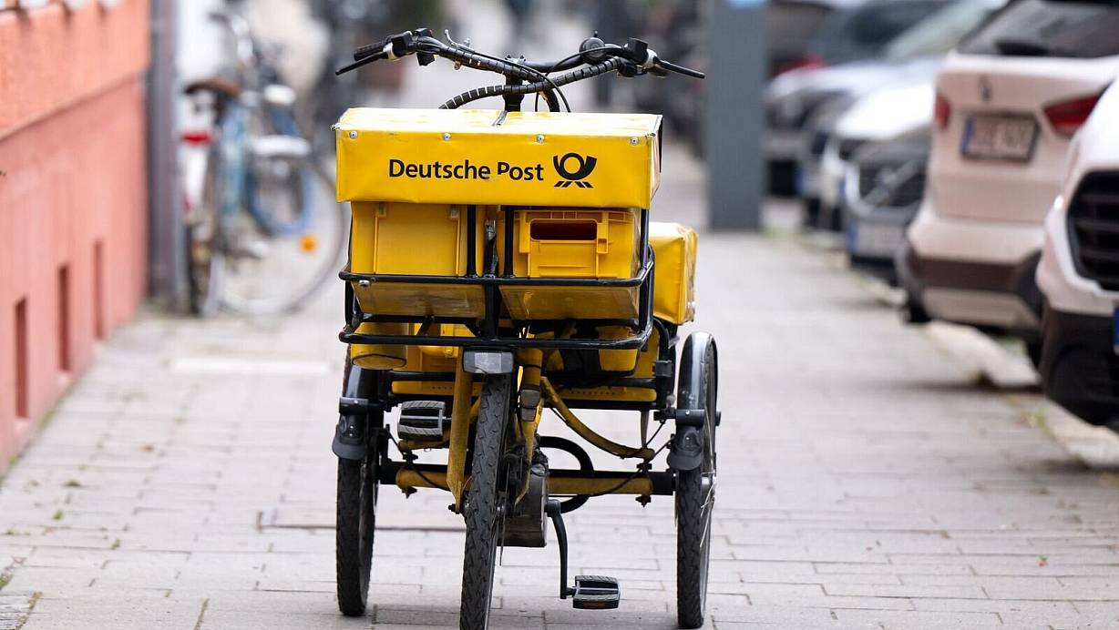 Verdi und die Deutsche Post haben sich auf einen neuen Tarifvertrag geeinigt. (Archivbild) | © Sven Hoppe/dpa