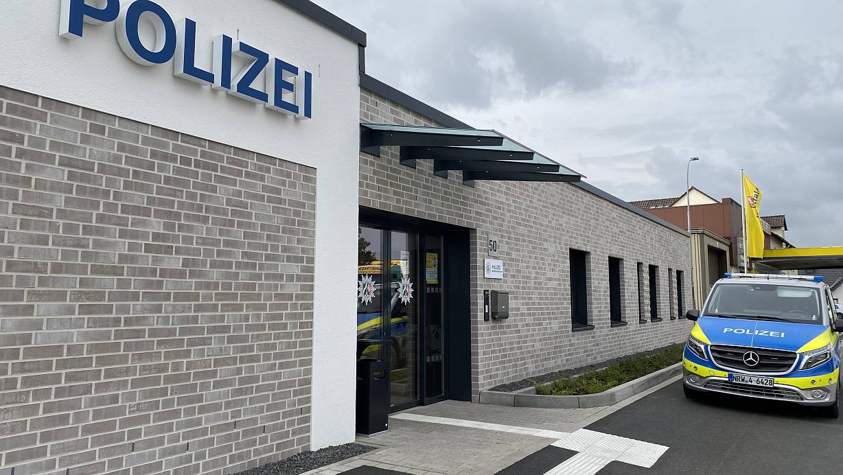Die Polizeiwache am Westheider Weg in Versmold können Bürgerinnen und Bürger künftig nicht mehr am späteren Abend aufsuchen. | © Tasja Klusmeyer