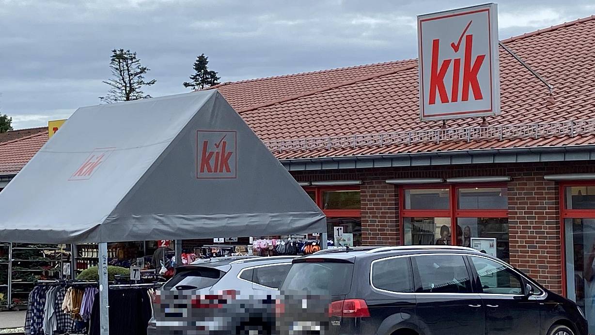 Die Diebinnen versuchten, durch einen Notausgang in Richtung Aldi in Borgholzhausen zu entkommen. | © Matthias Foede