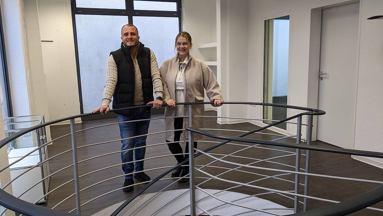 Immobilienmakler Roni-Serhat Kus freut sich, in Isabell Zraychenko eine Nachmieterin gefunden zu haben. | © Anja Hanneforth