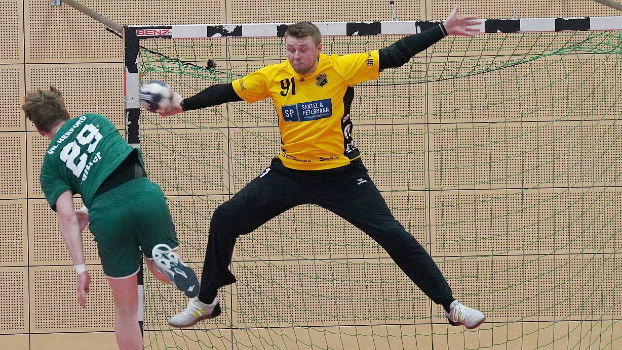 Torwart Philip Joswig, hier noch im Steinhagener Trikot, will in Hörste seine Regionalliga-Tauglichkeit beweisen. | © HB Steinhg-VfL Herford