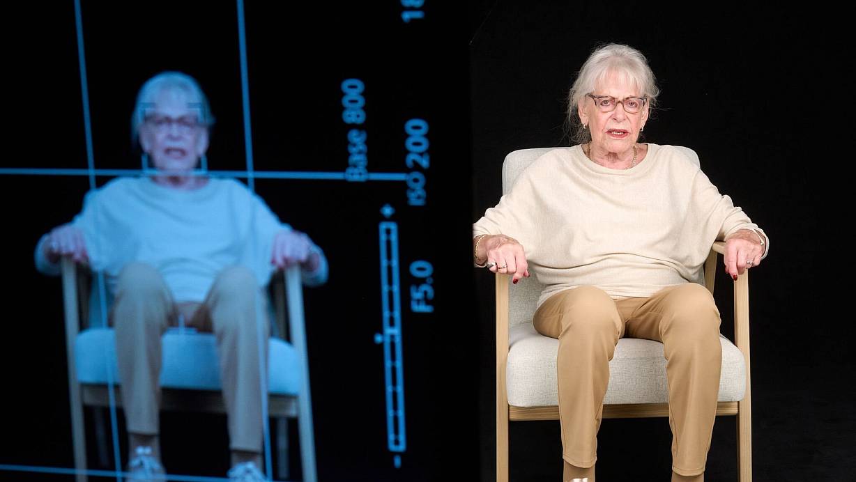Die Holocaust-Überlebende Eva Weyl wird in einem Studio der TU Dortmund für ein Hologramm bei der Beantwortung von Fragen zu ihrem Leben gefilmt. Das Ergebnis ist bald in Essen bei den "Holo-Voices" zu sehen. | © Bernd Thissen/dpa