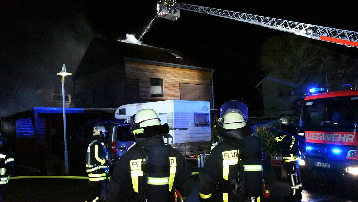 In der Nacht zu Donnerstag wurde die Feuerwehr zu einem Einsatz in die Brandheide gerufen. Als sie diesen beendeten, folgte der nächste Alarm. | © Andreas Eickhoff