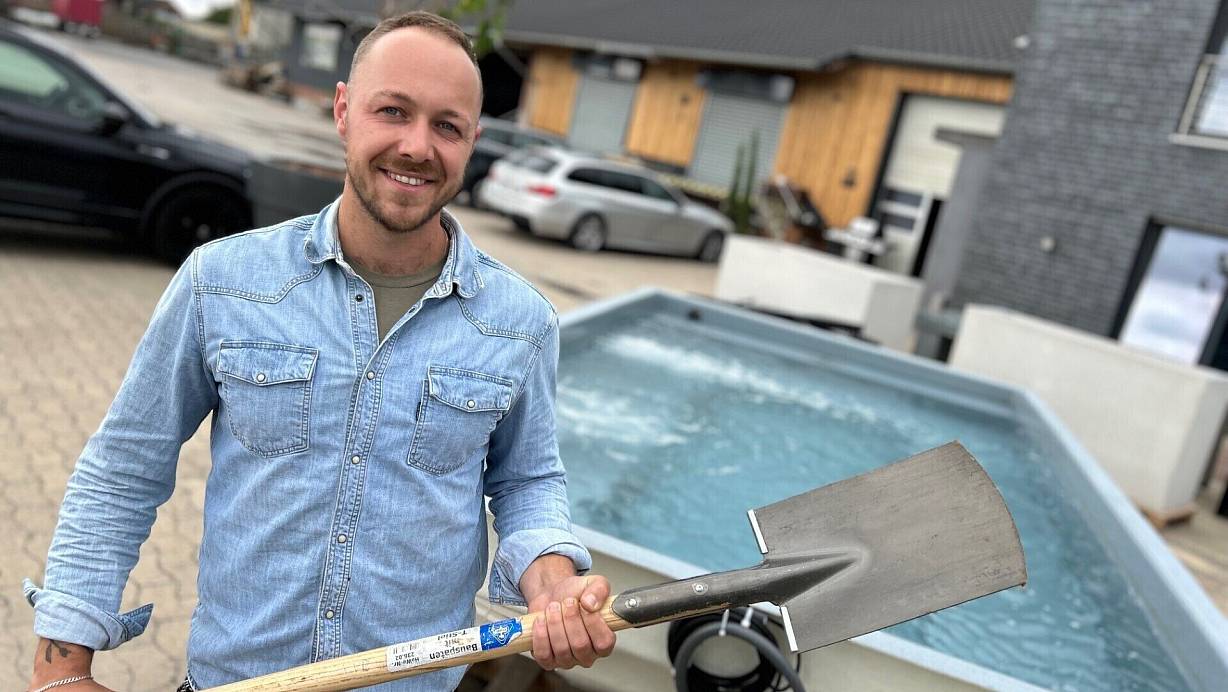 Jan Hartkämper aus Gütersloh betreibt seit vier Jahren eine Firma, die sich auf Gartenbau und Poolbau spezialisiert hat. Gerade hat er einen neuen Standort im Stadtteil Spexard bezogen. | © Christian Bröder