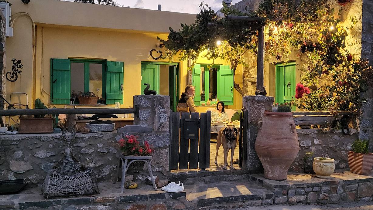 Oliver Weers aus Werther lebt im eigenen Haus auf Kreta. Wenn in Deutschland schon der Winter vor der Tür steht, kann er noch die Abende auf der Steinterasse genießen. | © Oliver Weers