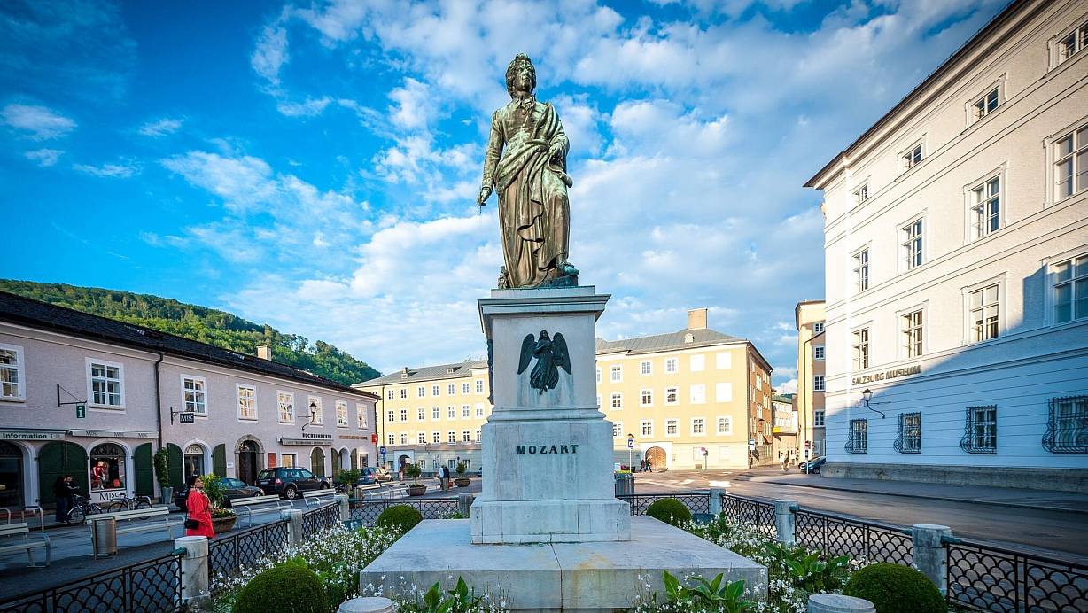 Der Komponist hat in seiner Geburtsstadt auch einen nach ihm benannten Platz samt Statue, die dem wahren Mozart aber kaum ähneln dürfte. | © G.Breitegger/Tourismus Salzburg GmbH/dpa-tmn